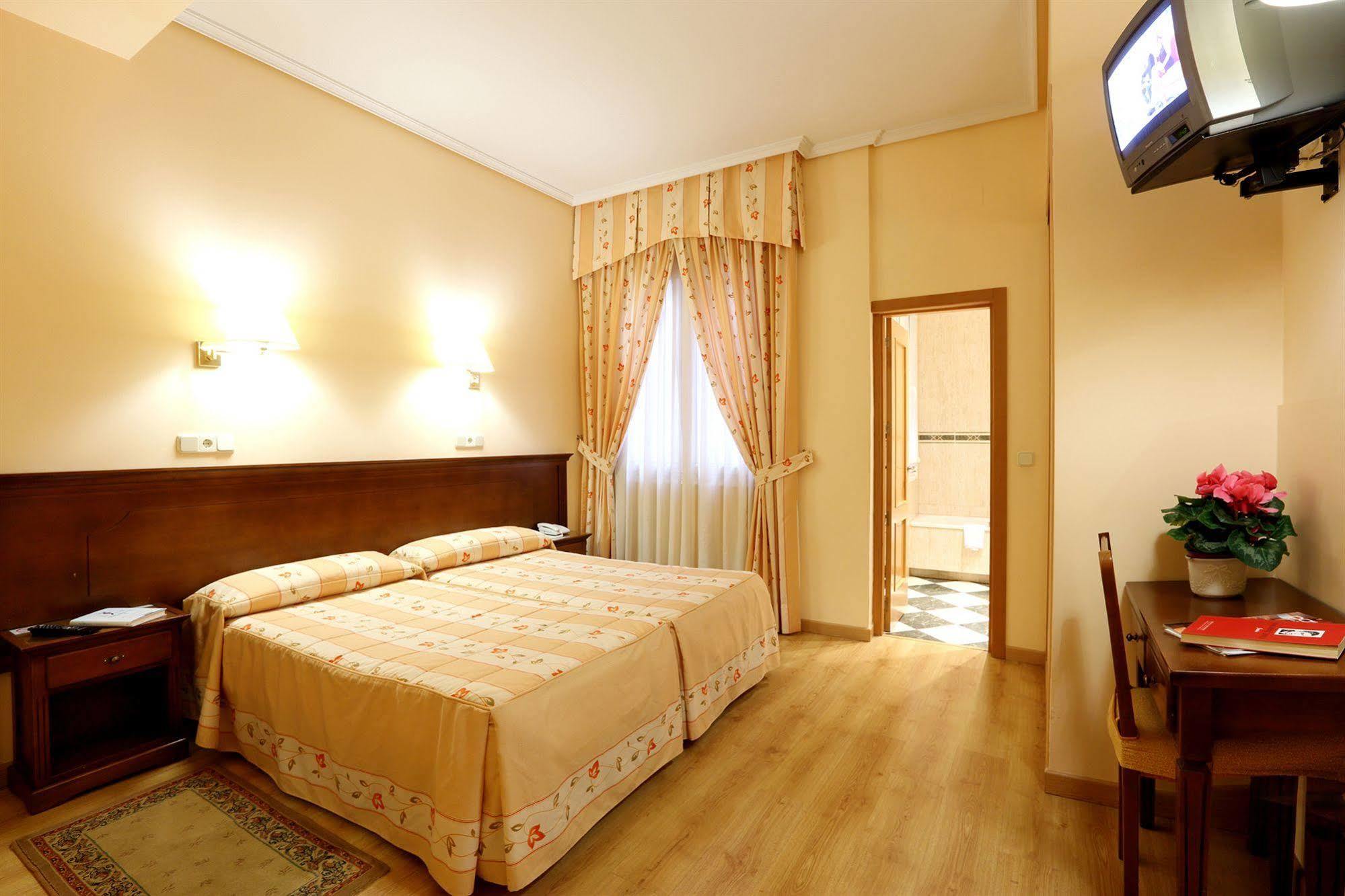 Hostal Sil & Serranos Madrid Eksteriør billede
