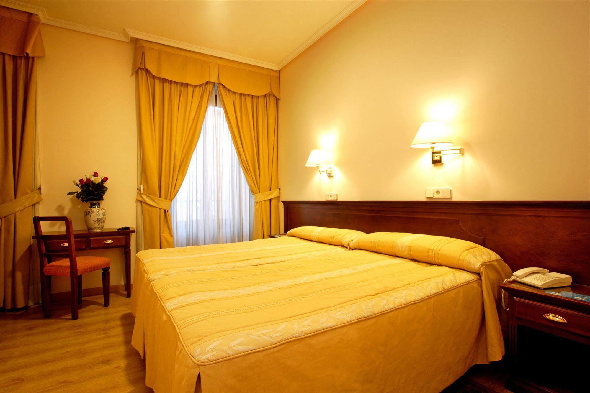 Hostal Sil & Serranos Madrid Eksteriør billede