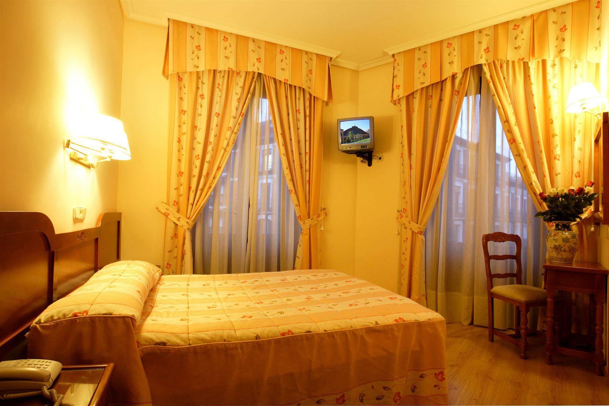 Hostal Sil & Serranos Madrid Eksteriør billede