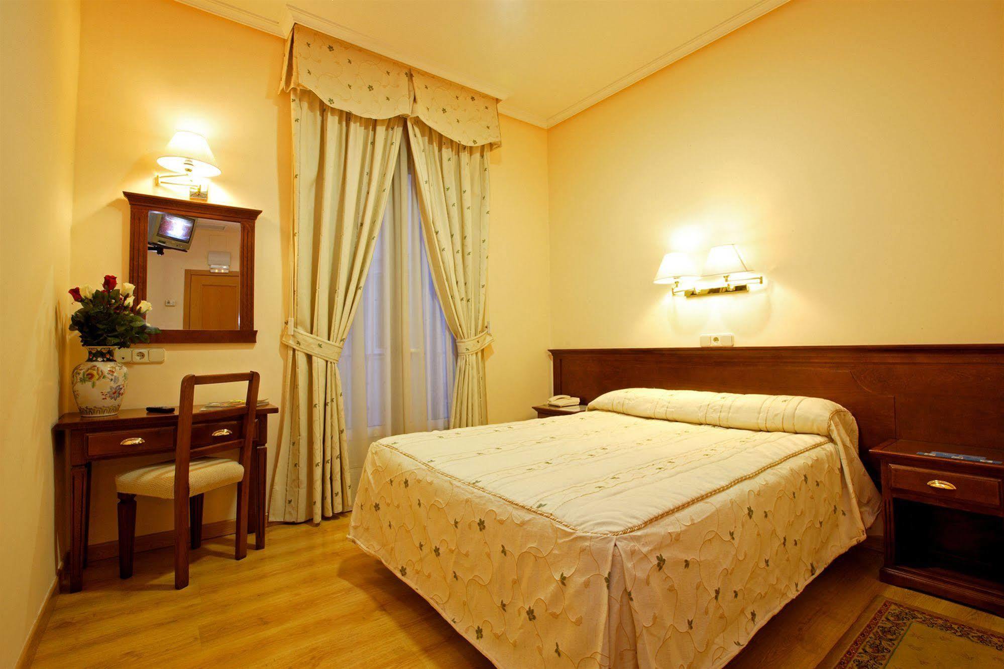 Hostal Sil & Serranos Madrid Eksteriør billede
