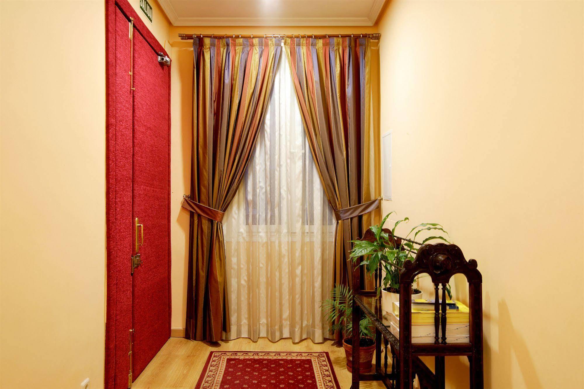 Hostal Sil & Serranos Madrid Eksteriør billede
